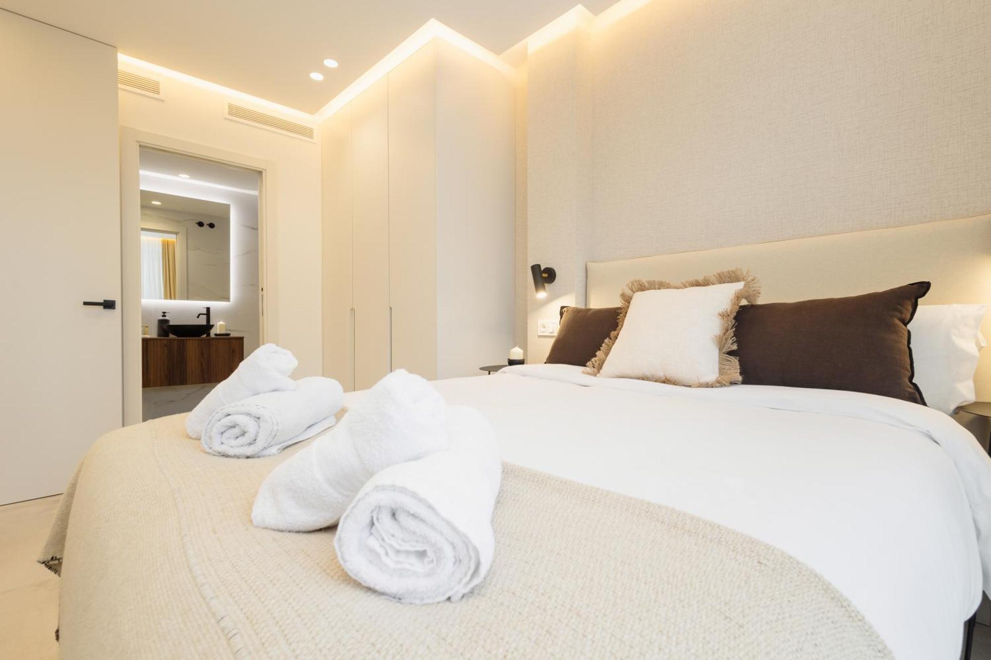 Apartment Modern First Floor Apartment, With Private Terrace Garden And Barbecue, In First Line Of Aloha Golf, In Nueva Andalucia *
