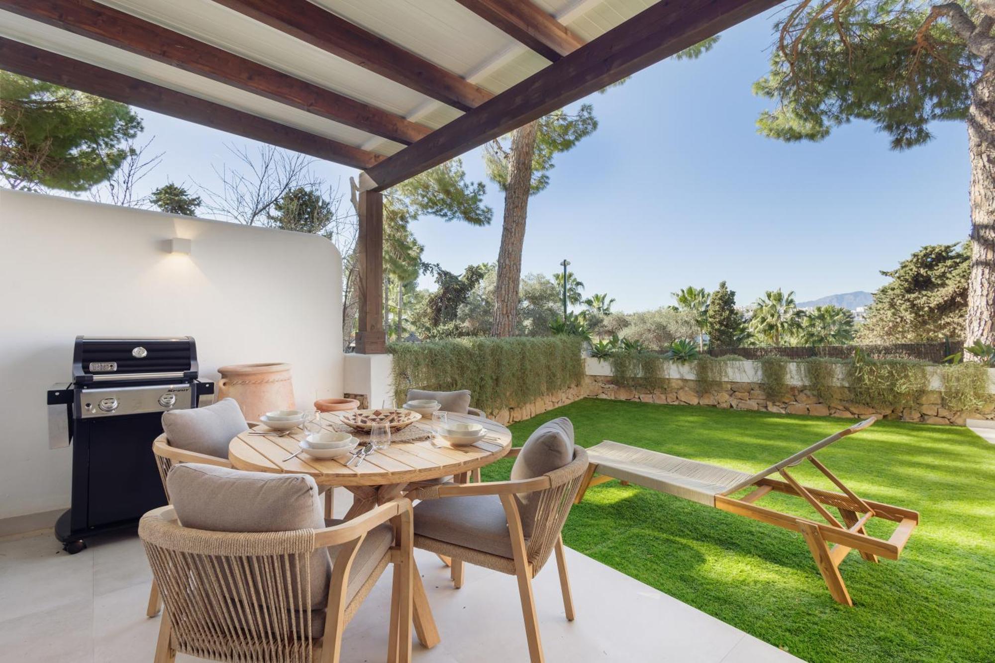 Modern First Floor Apartment, With Private Terrace Garden And Barbecue, In First Line Of Aloha Golf, In Nueva Andalucia