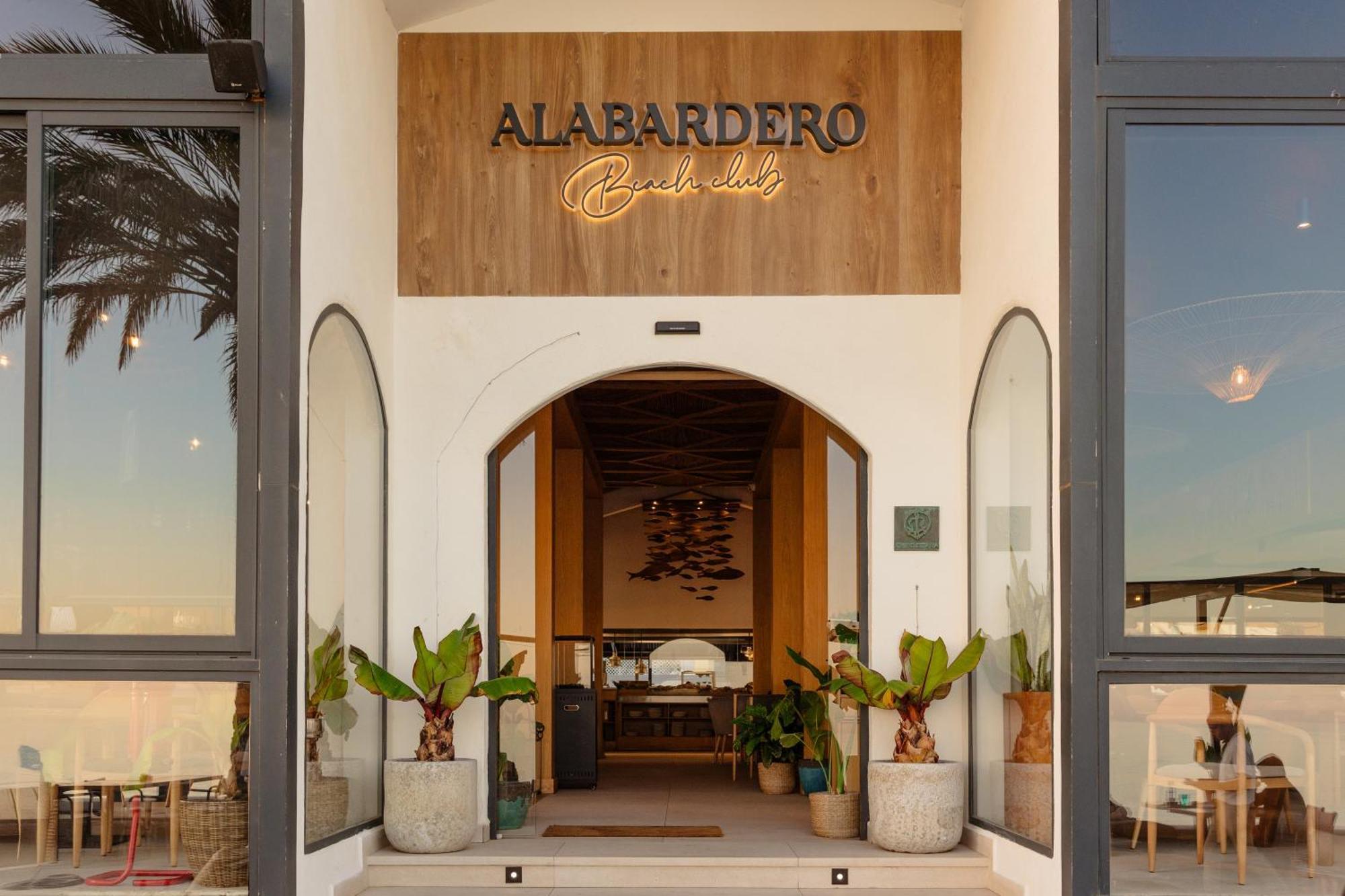 Modern First Floor Apartment, With Private Terrace Garden And Barbecue, In First Line Of Aloha Golf, In Nueva Andalucia Apartment