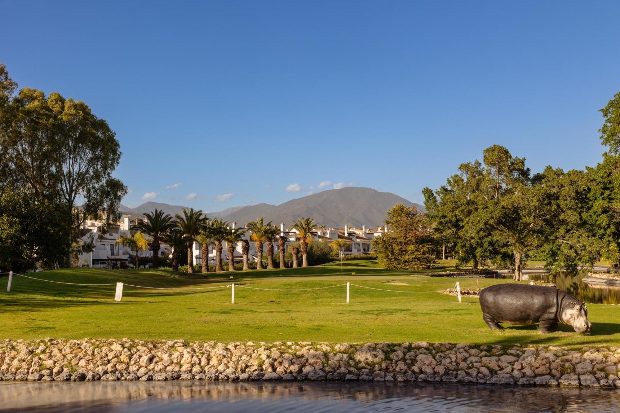 Apartment Modern First Floor Apartment, With Private Terrace Garden And Barbecue, In First Line Of Aloha Golf, In Nueva Andalucia Marbella