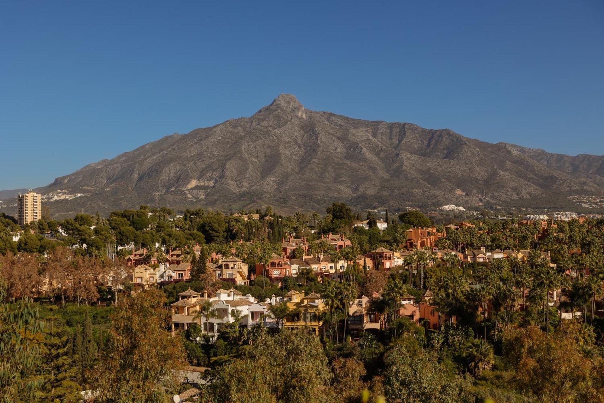 Modern First Floor Apartment, With Private Terrace Garden And Barbecue, In First Line Of Aloha Golf, In Nueva Andalucia Apartment Marbella