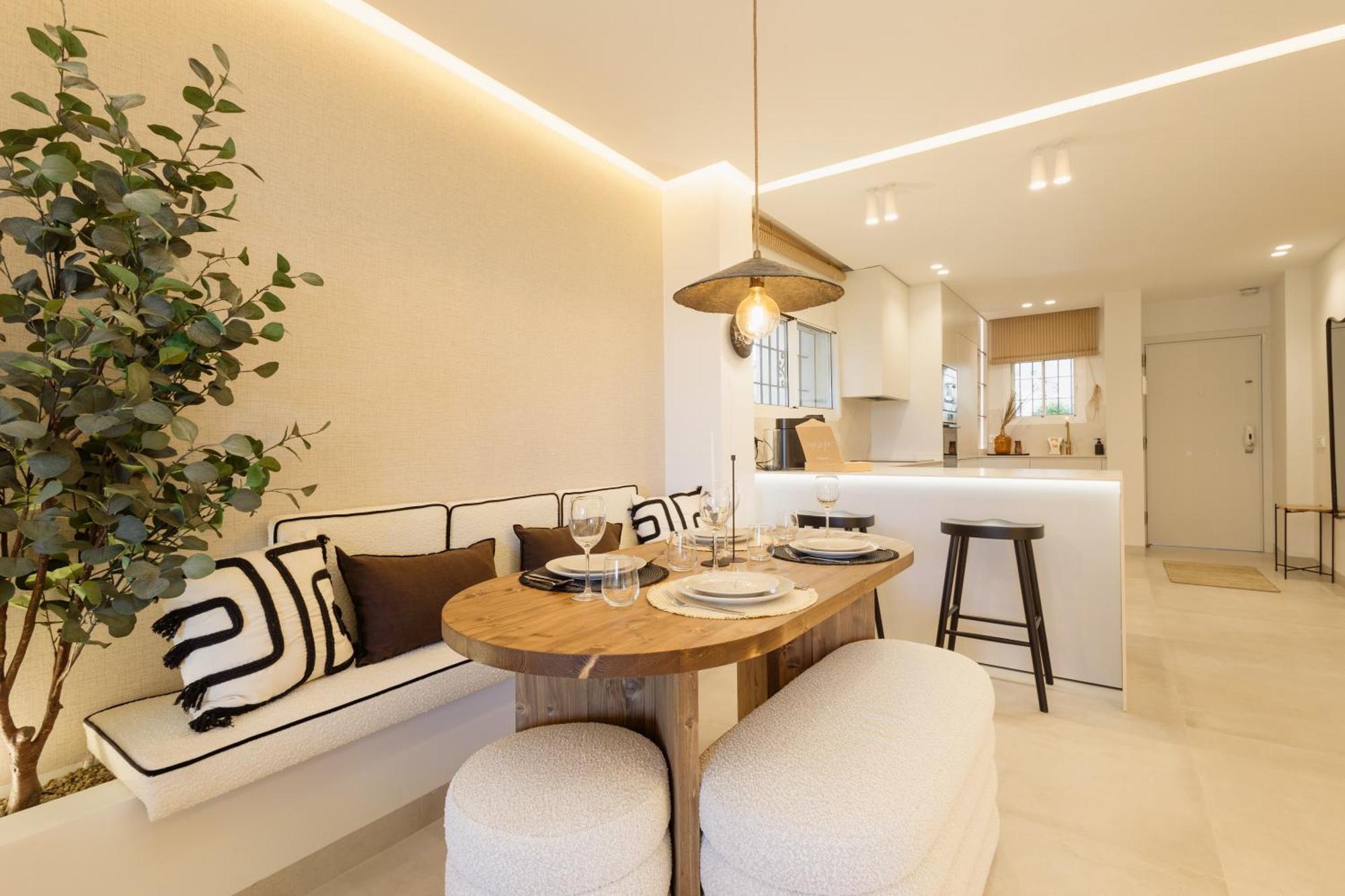 Modern First Floor Apartment, With Private Terrace Garden And Barbecue, In First Line Of Aloha Golf, In Nueva Andalucia
