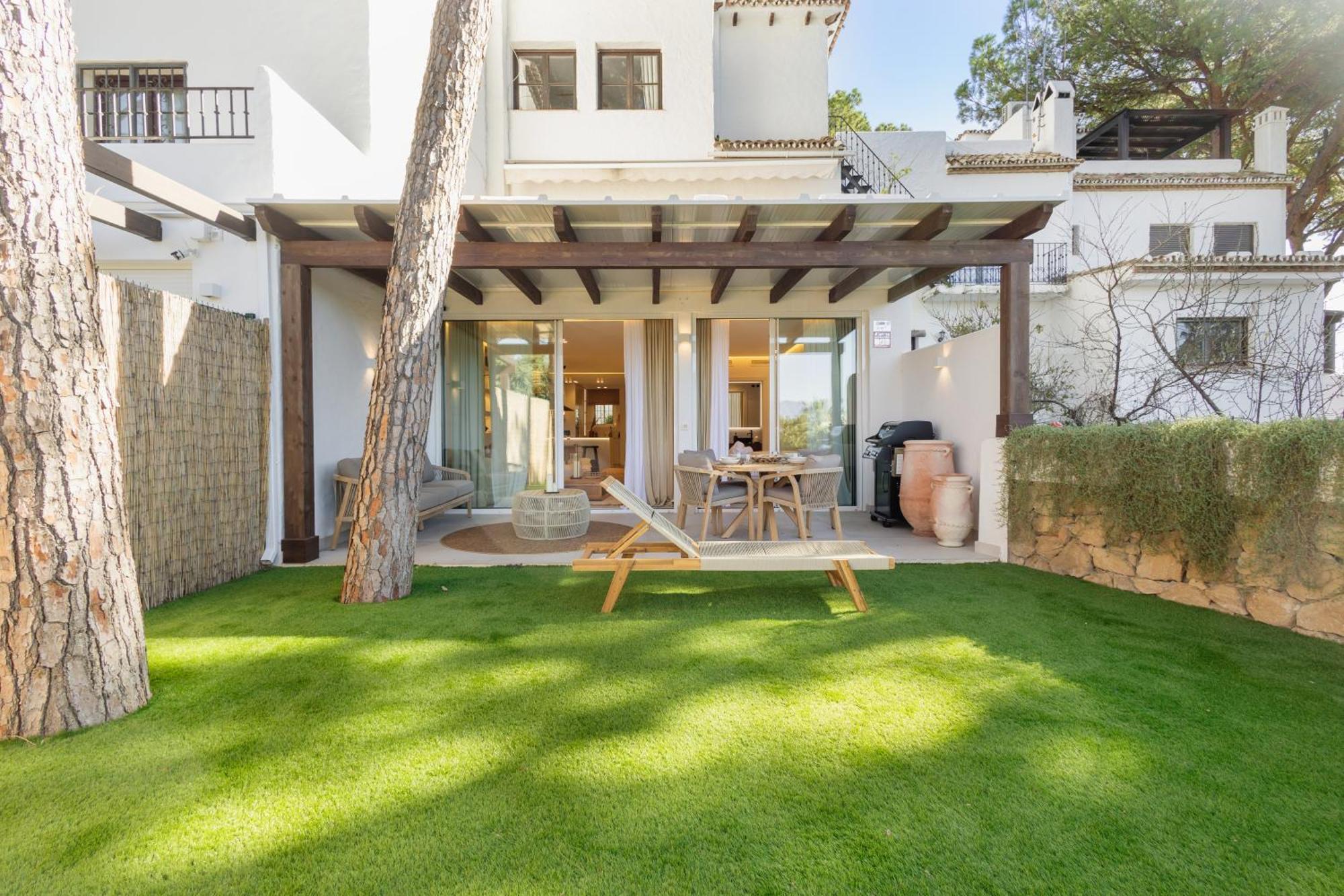 Modern First Floor Apartment, With Private Terrace Garden And Barbecue, In First Line Of Aloha Golf, In Nueva Andalucia * Marbella