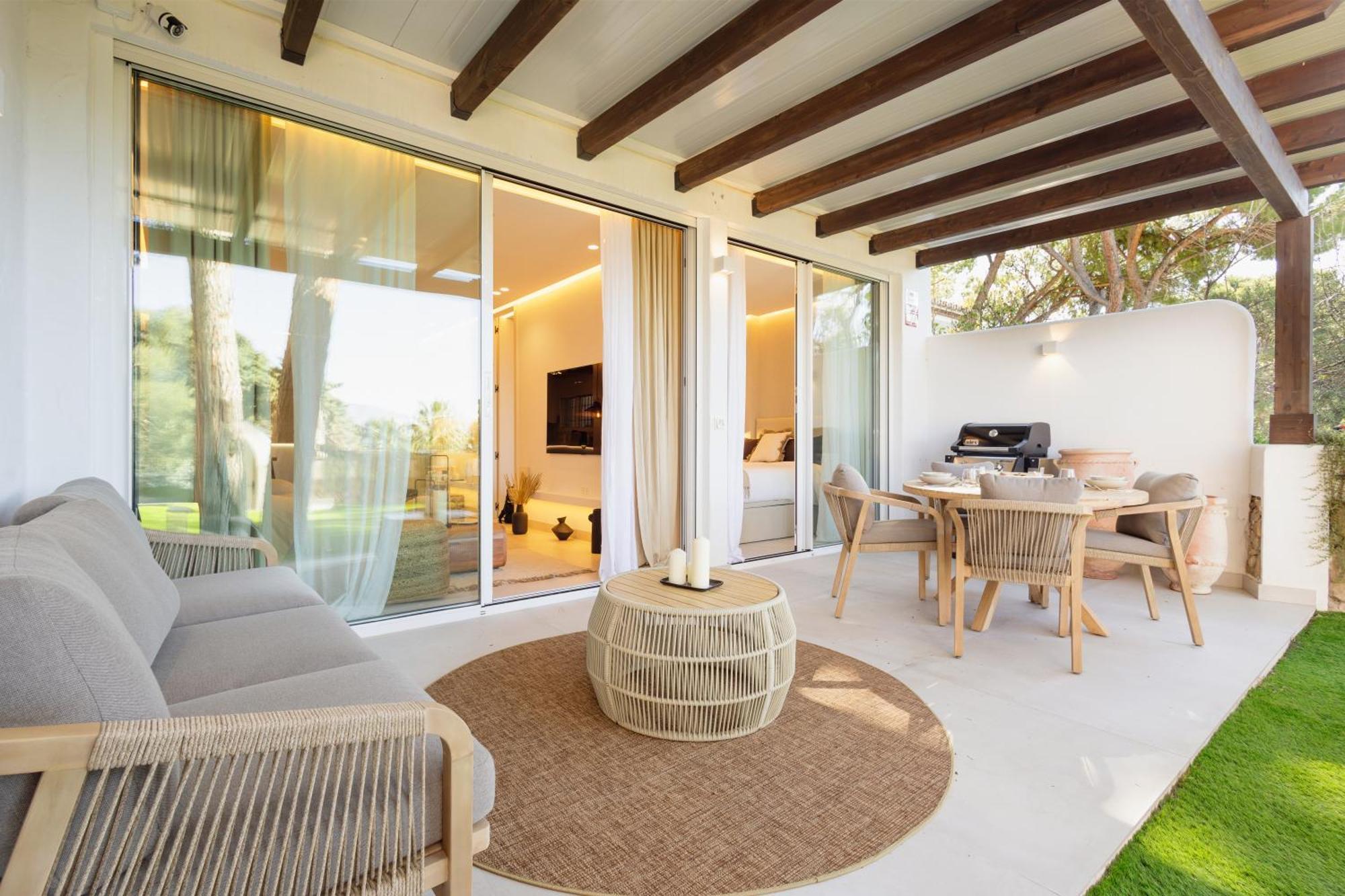 Modern First Floor Apartment, With Private Terrace Garden And Barbecue, In First Line Of Aloha Golf, In Nueva Andalucia