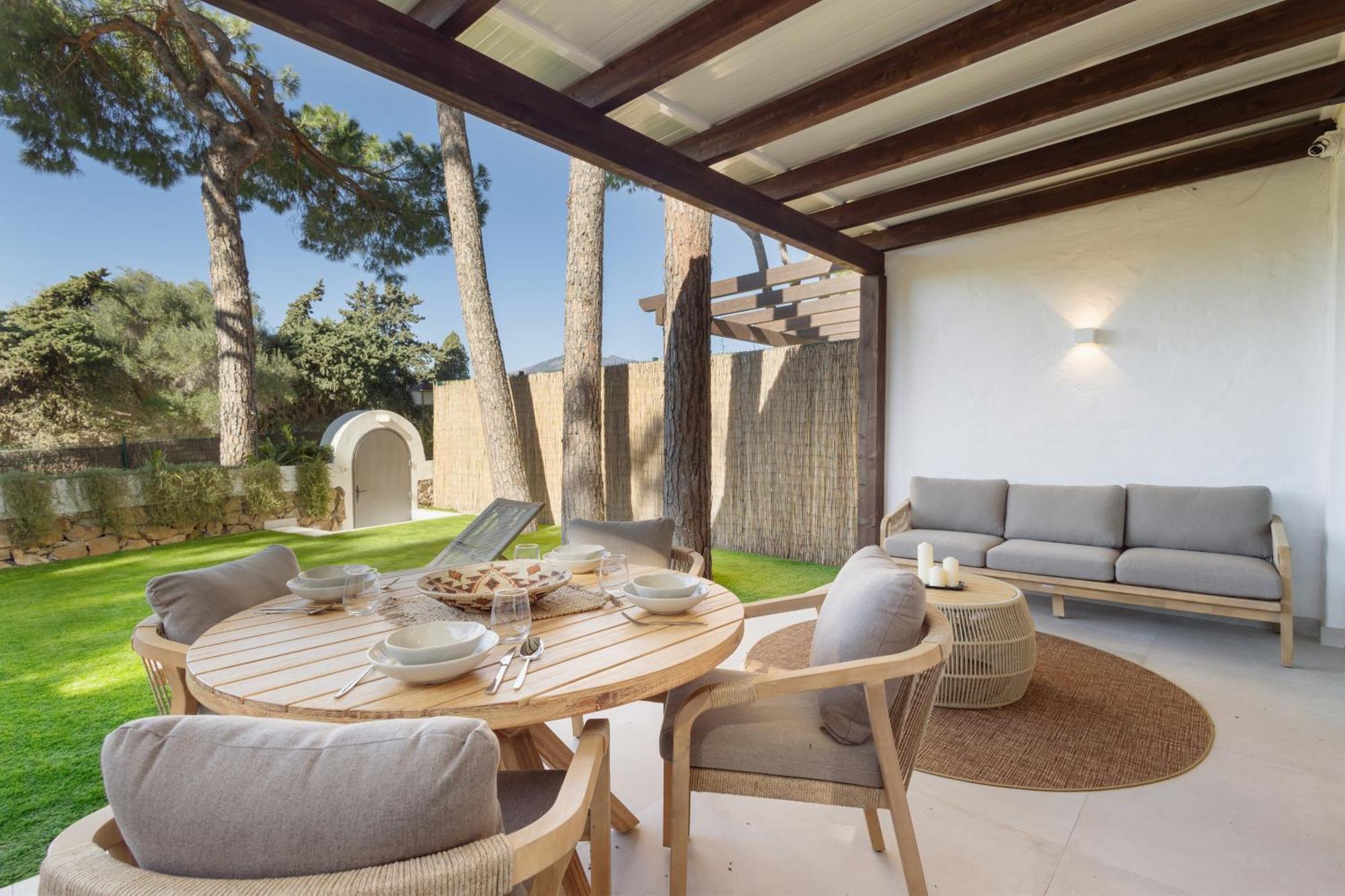 Modern First Floor Apartment, With Private Terrace Garden And Barbecue, In First Line Of Aloha Golf, In Nueva Andalucia Apartment